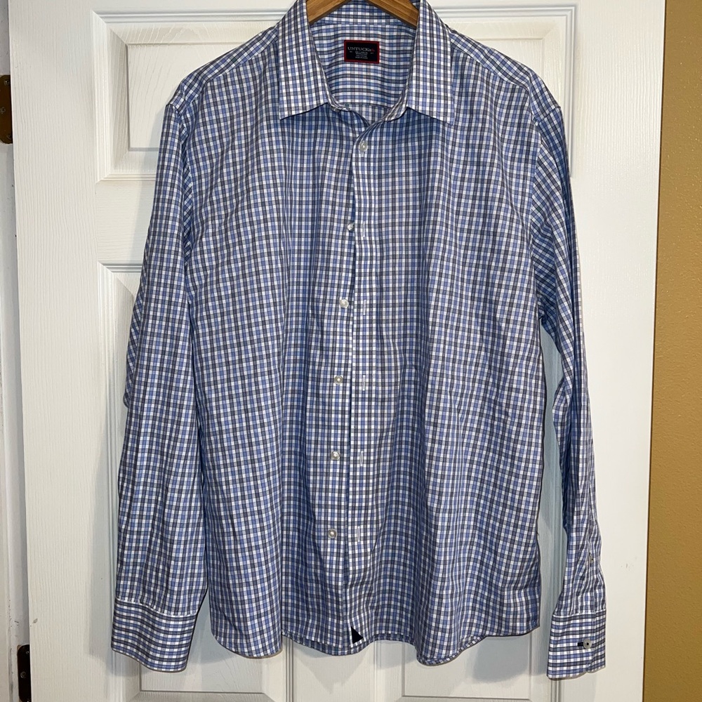 UNTUCKit Blue and White Checkered Casual Button Down Shirt